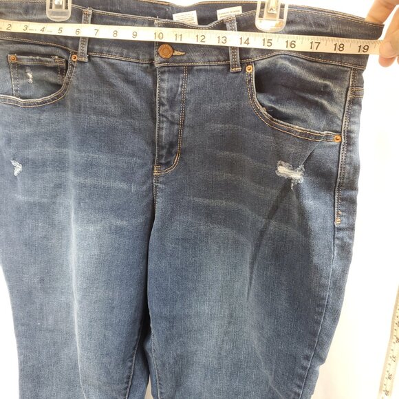 Time and Tru Stretch Ankle Mid Rise Sz 18 Blue Distressed Double Button Jeans - Picture 9 of 11